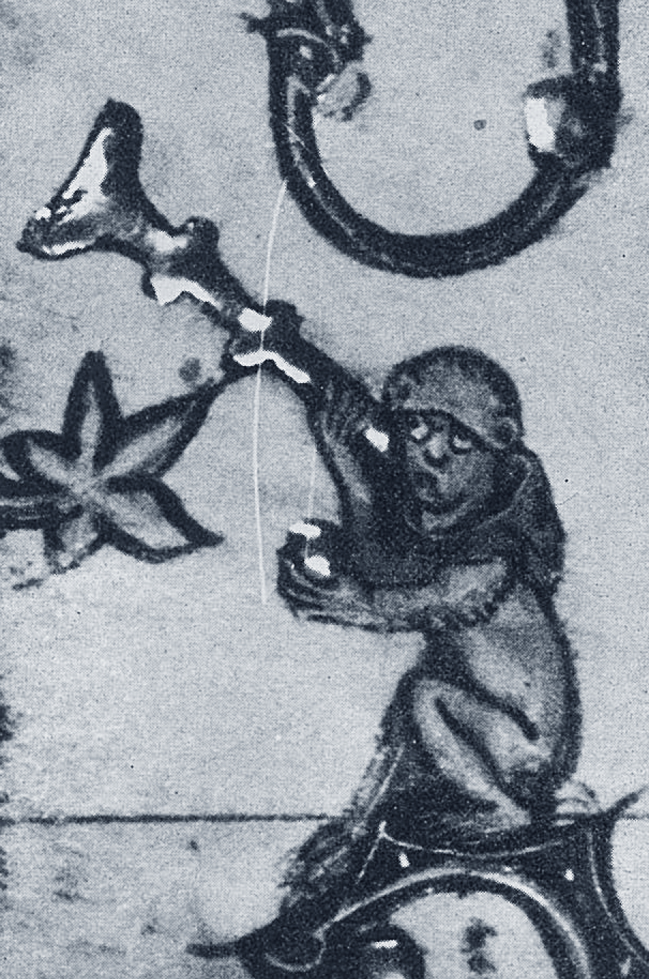10. Kleine Figur (Affe?) mit Brille, die eine grosse Trompete mit zwei Knäufen wie ein Hörrohr ans Ohr hält. Mitte oder...