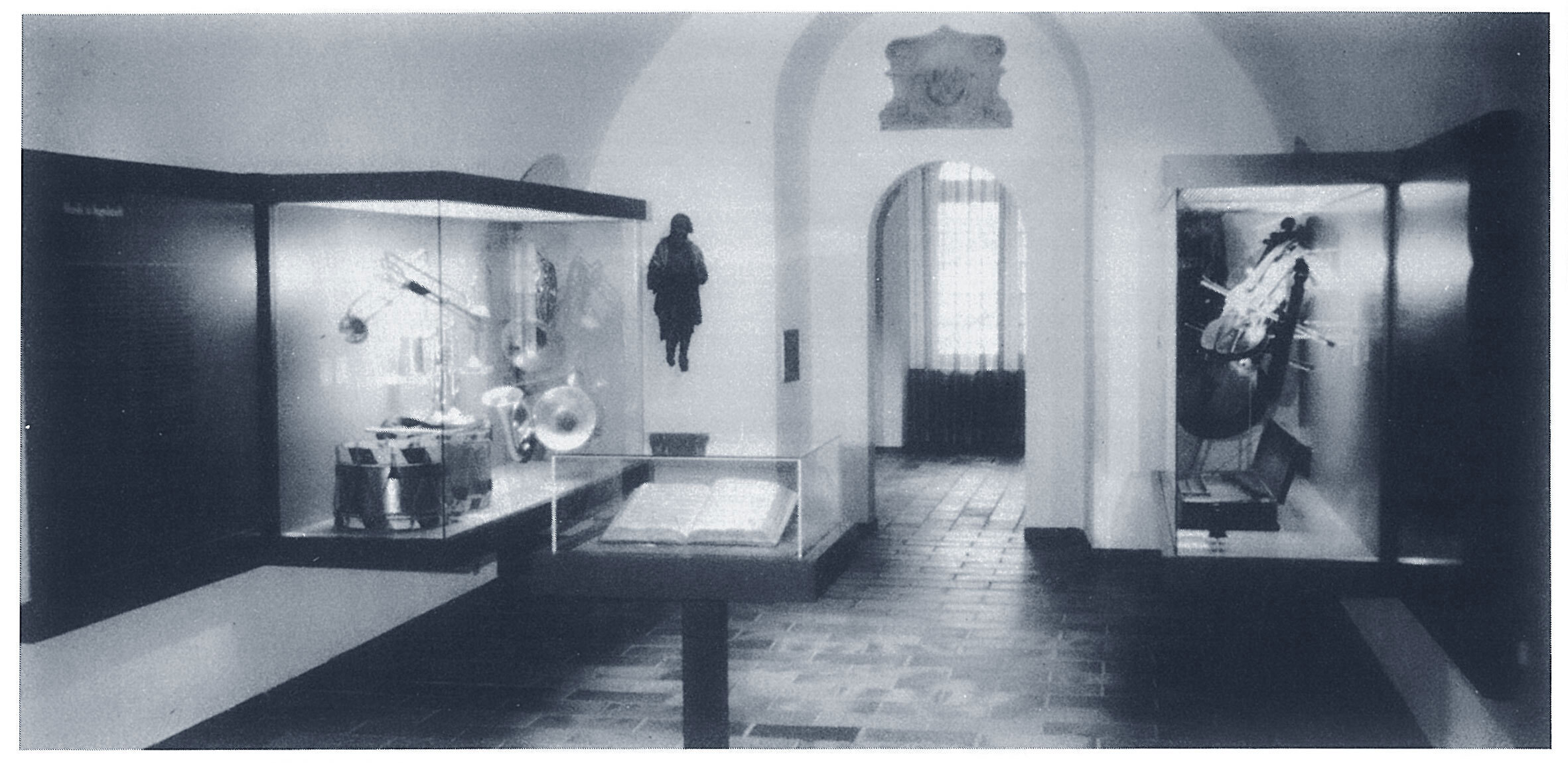 Instruments de musique restaurésà l'occasion de l'ouverture du Stadtmuseum d'Ingolstadt dans le Kavalier Hepp – 1981, leurs propriétés sonores ont été présentées lors d'un petit concert de gala.Voici la collection des cuivres et des tambours qui sont d'un grand intérêt pour l'histoire du développement des instruments et celle de la ville.Après la restauration, tous les instruments sont de nouveau jouables.Par la même occasion, on présenta pour la première fois en public la première trompette en boîte datée 1730 de Adam Buchswinder.