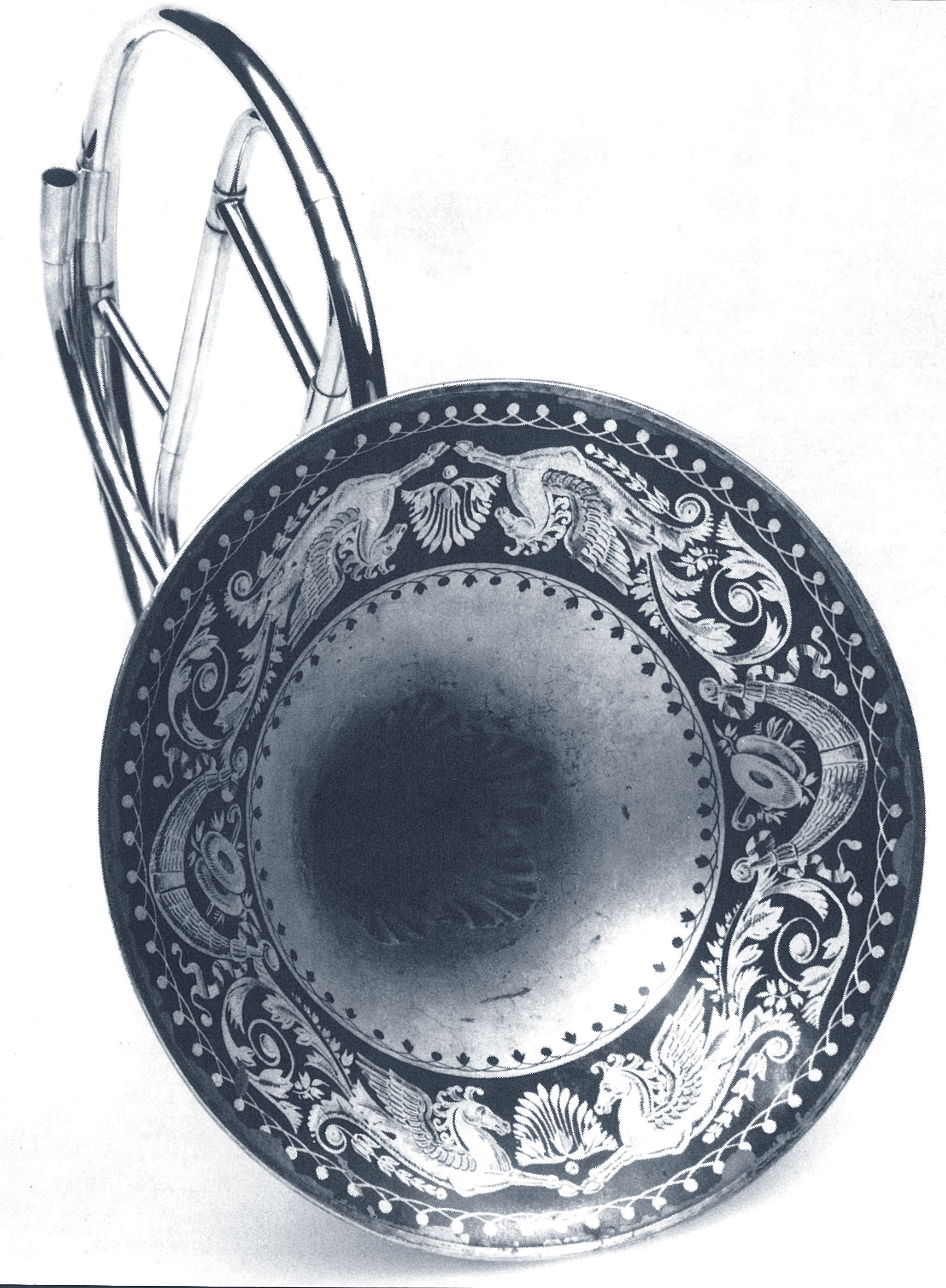 Natural horn in brass, painted inside the bell, signed, on the bell garland, “COURTOIS FRERE RUE DU CAIRE A PARIS”. Made...