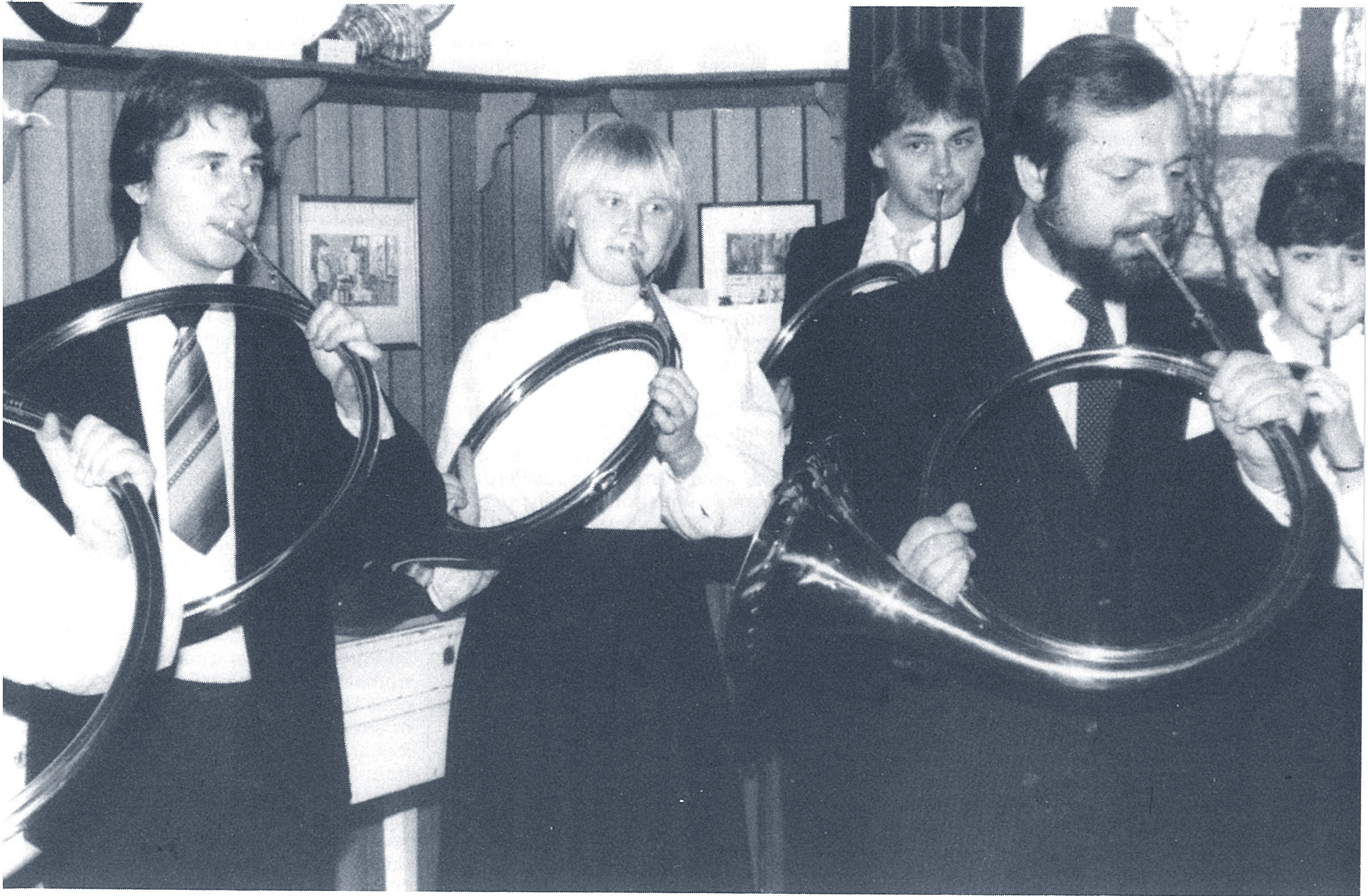 It was allowed to blow the old instruments (Michael Höltzel in front of young visitors).