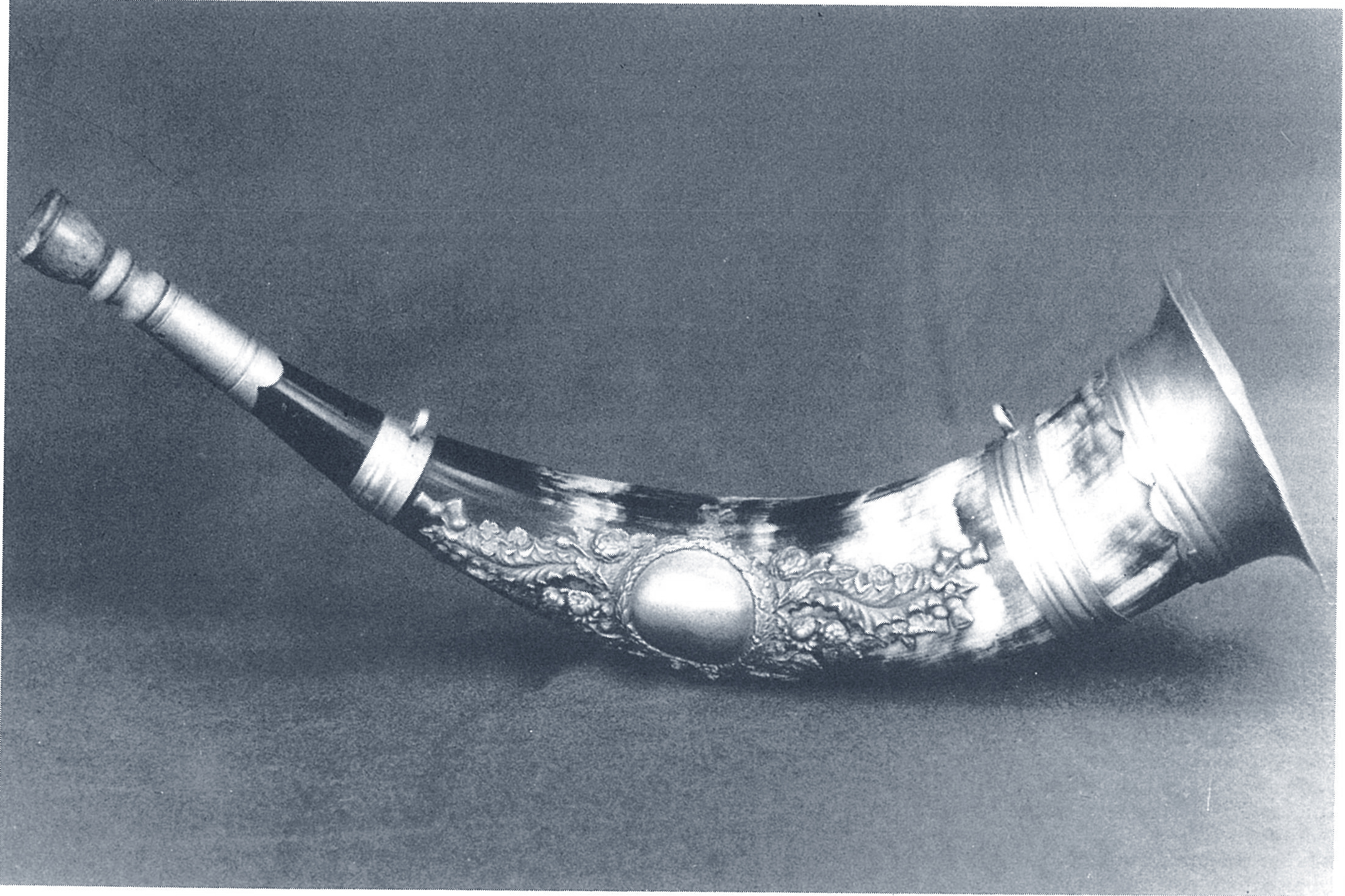 Buffalo-Horn with metallic bell and ornaments, England, around 1900