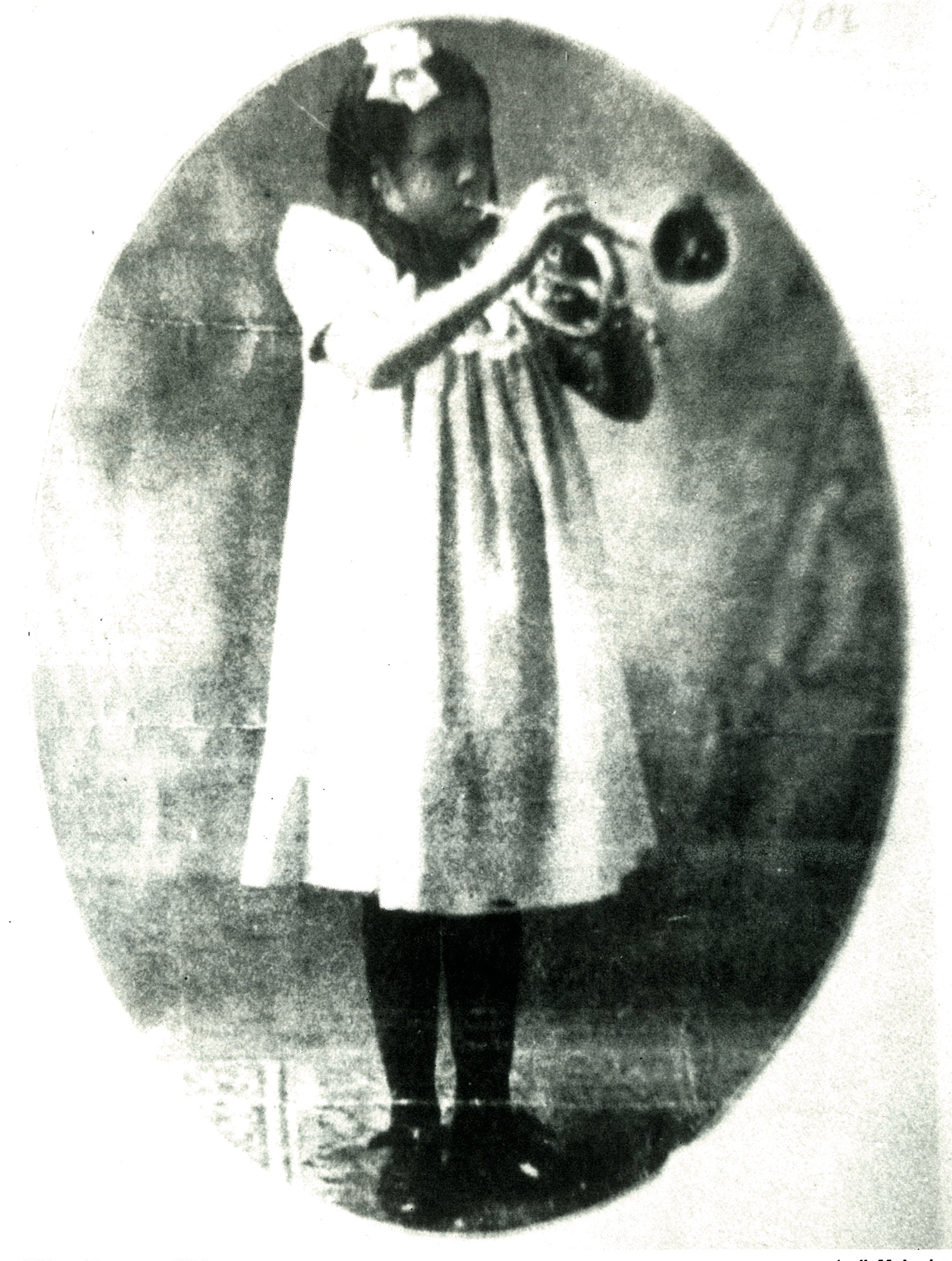 Edna White mit Kornett – 1902 (Sammlung M. Laplace).