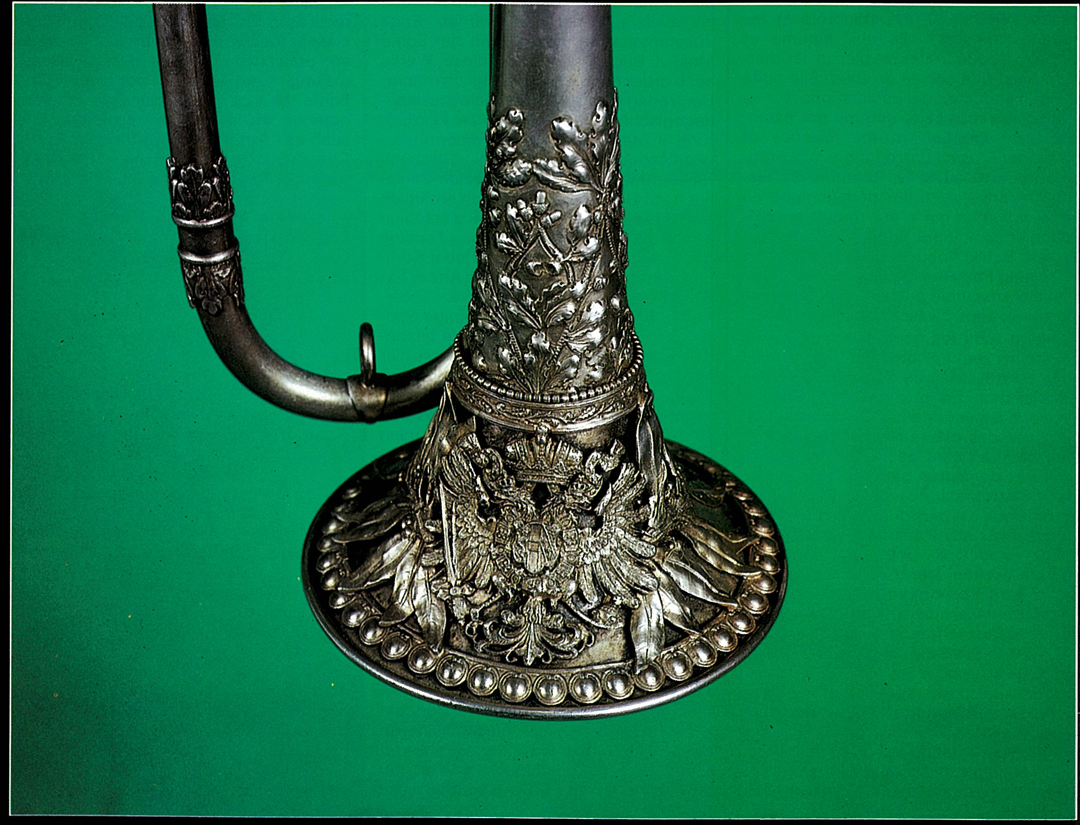 Trompette d’apparat en Mi♭. En argent massif, richement décorée. «I. WIENER PRODUKTIV GENOSSCHFT.» 1898. (MMB)