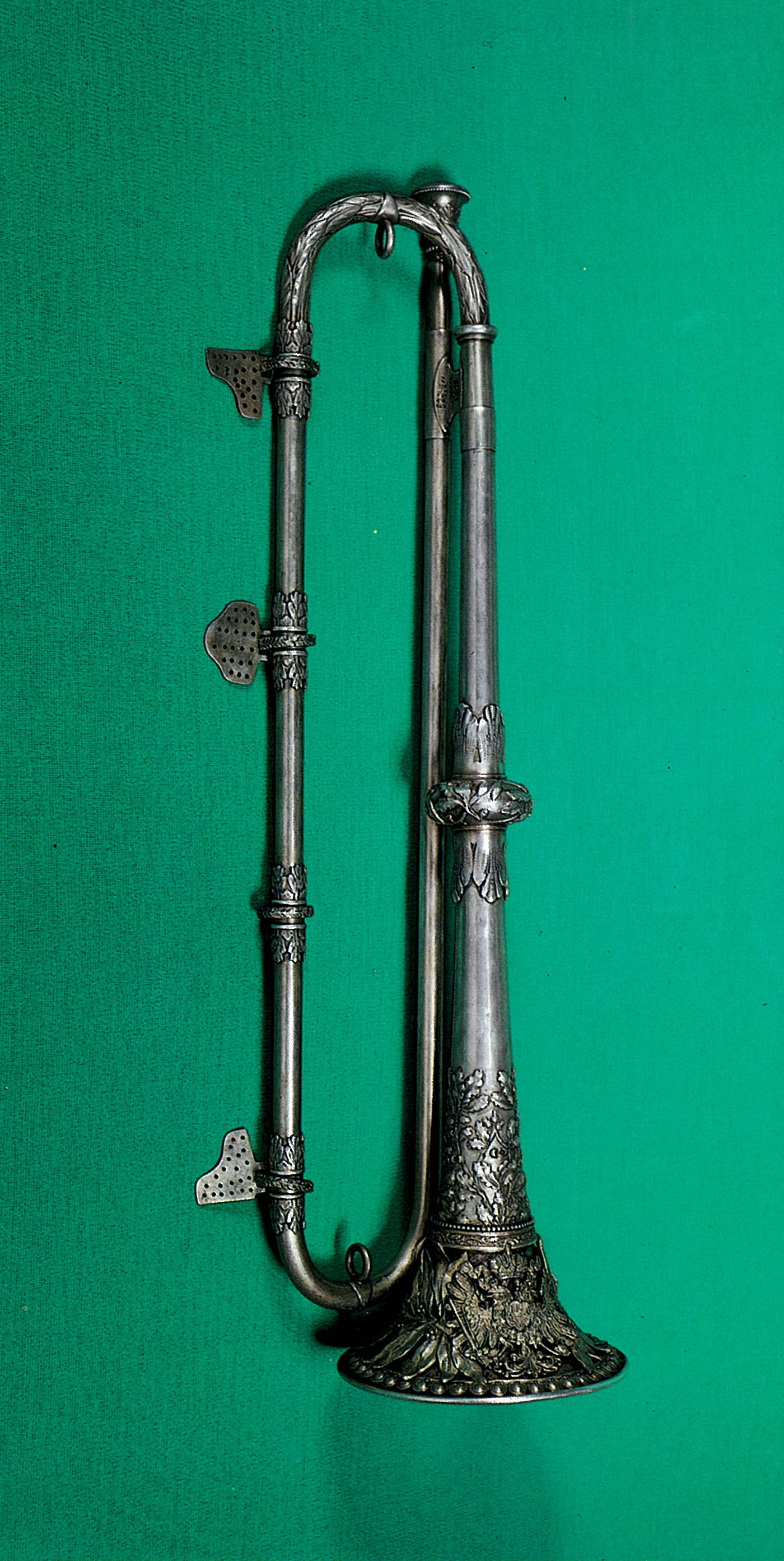 Trompette d’apparat en Mi♭. En argent massif, richement décorée. «I. WIENER PRODUKTIV GENOSSCHFT.» 1898. (MMB)