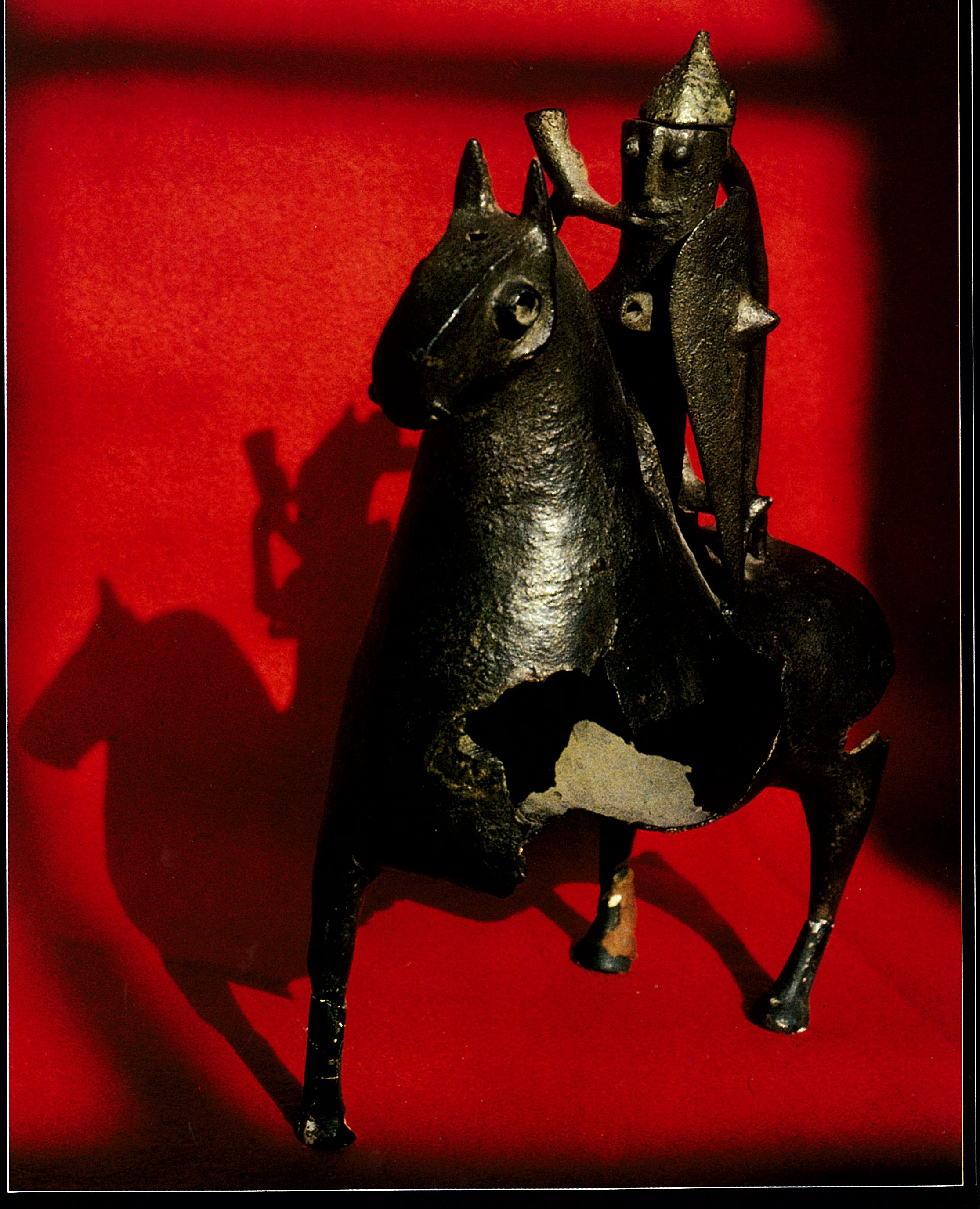 Aquamanic. Le chevalier et son olifant, un merveilleux bronze du début du 2ᵉ millénaire. Env. 25 x 35 cm. (MNB)