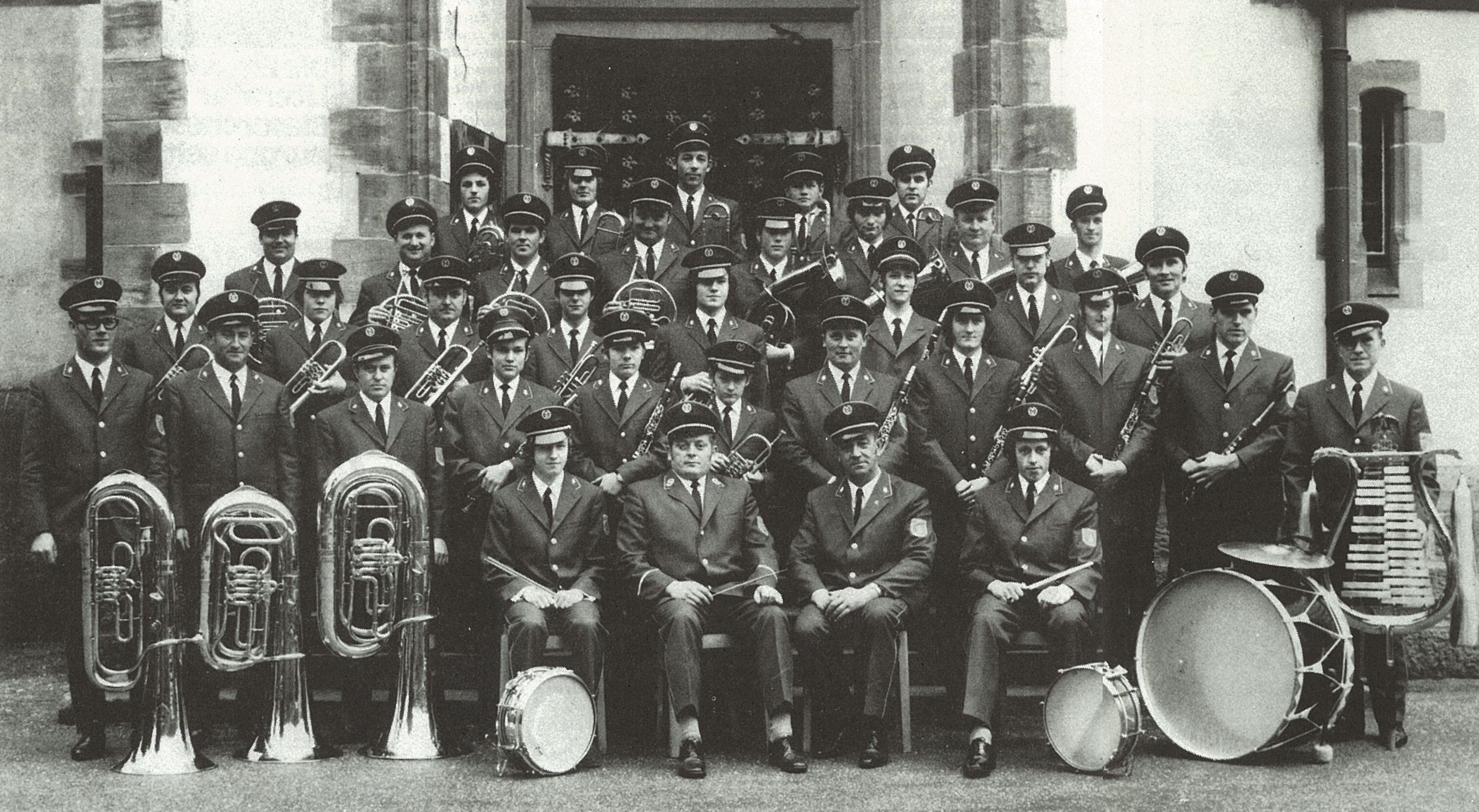 Au XIXᵉ siècle, les retraités des fanfares militaires ont commencé à fonder des fanfares civiles aussi bien en ville qu’...