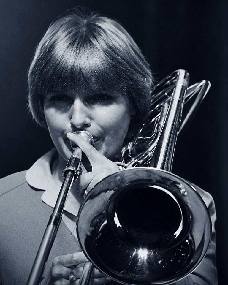 Eine Frau spielt Posaune, Yvelise Girard