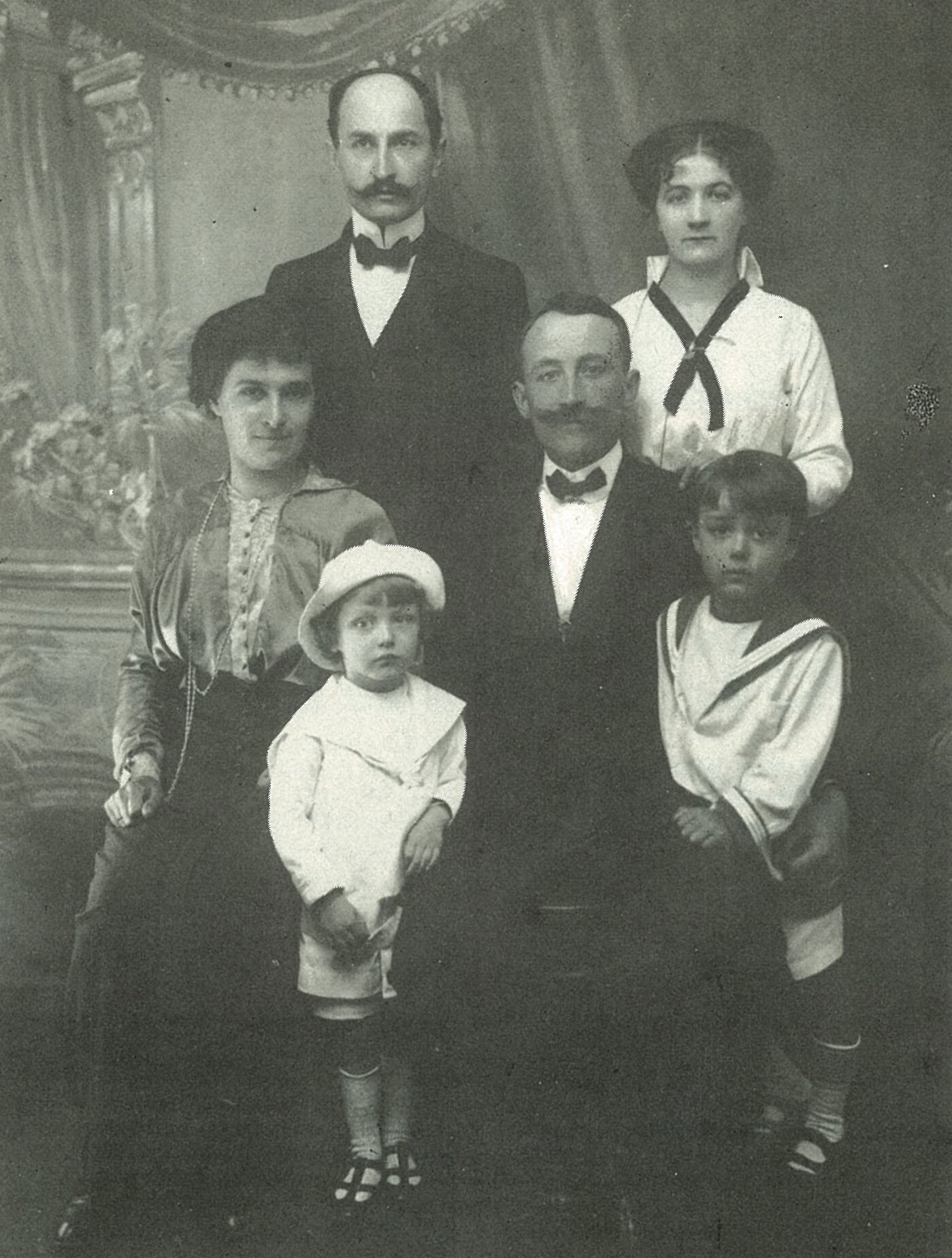 My father in the middle, my mother left and I sit on his right